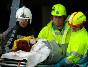 Ambulancepersoneel en brandweer zorgen gezamenlijk voor een slachtoffer. Foto: Edwin van Eis