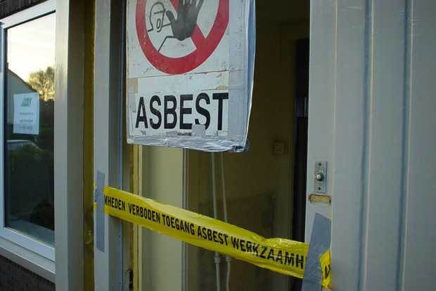 Waarschuwing bij de verwijdering van asbest uit een woning. Foto: Wim Molenaar