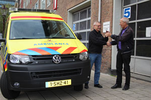 De overhandiging van de sleutel aan Rob van Zuijlen, medewerker Logistiek