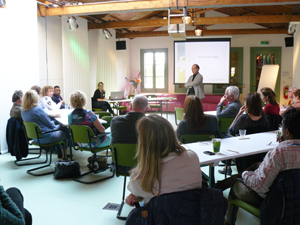 De aanwezigen luisteren aandachtig naar de presentatie van de DPG