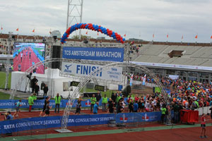 Drukte in het finishgebied van de Amsterdam Marathon