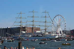 Tall ship en reuzenrad tijdens Sail 2015