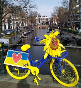 Een fiets in de kleuren van Oekraïne